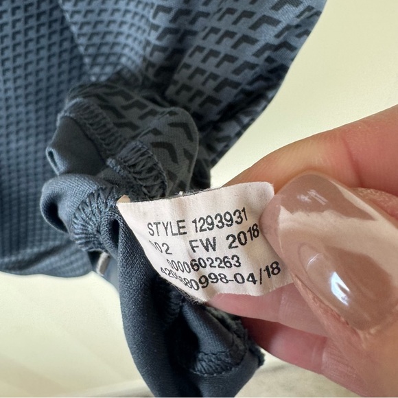 Under Armour Big Logo Tech Heat Gear Top - Picture 3 of 4